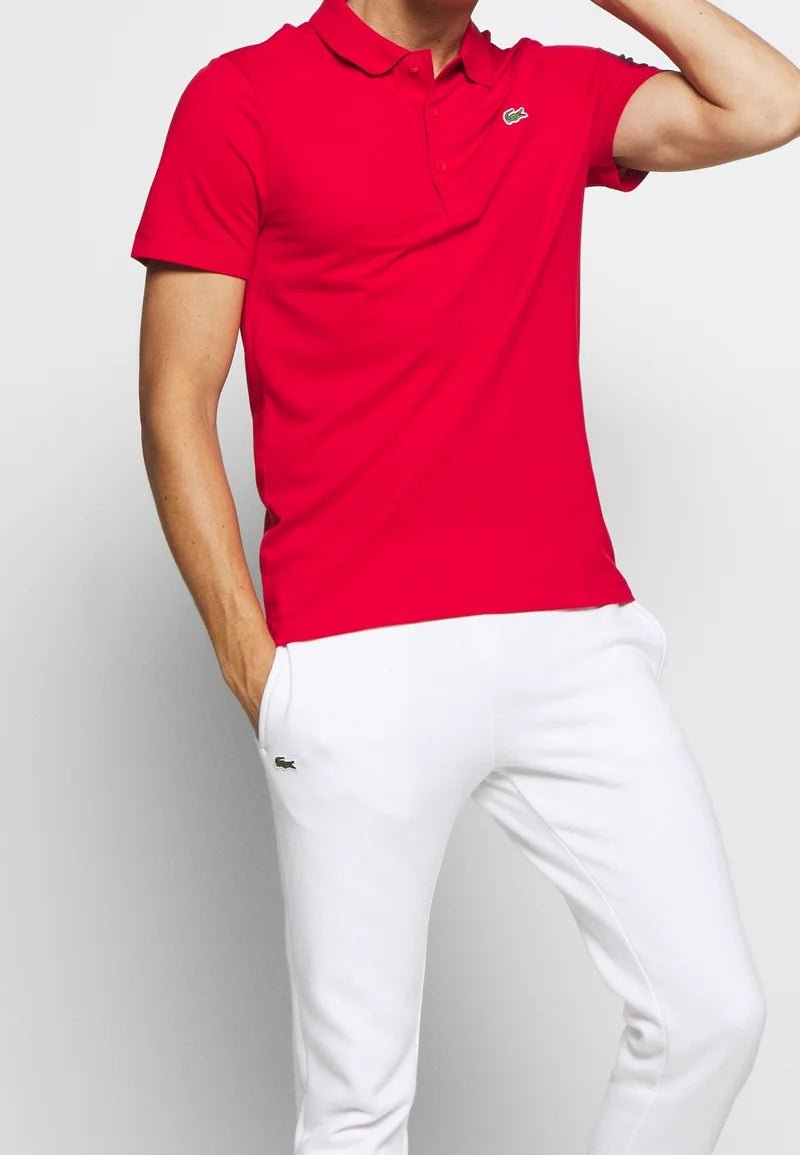 Polo rouge pour homme en coton piqué, style tshirt polo Lacoste élégant et confortable, parfait comme vêtement chic et décontracté.