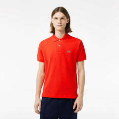 Vêtement en tricot rouge pour homme, mélange entre tshirt polo et pull léger, alliant style et confort dans une même tenue.