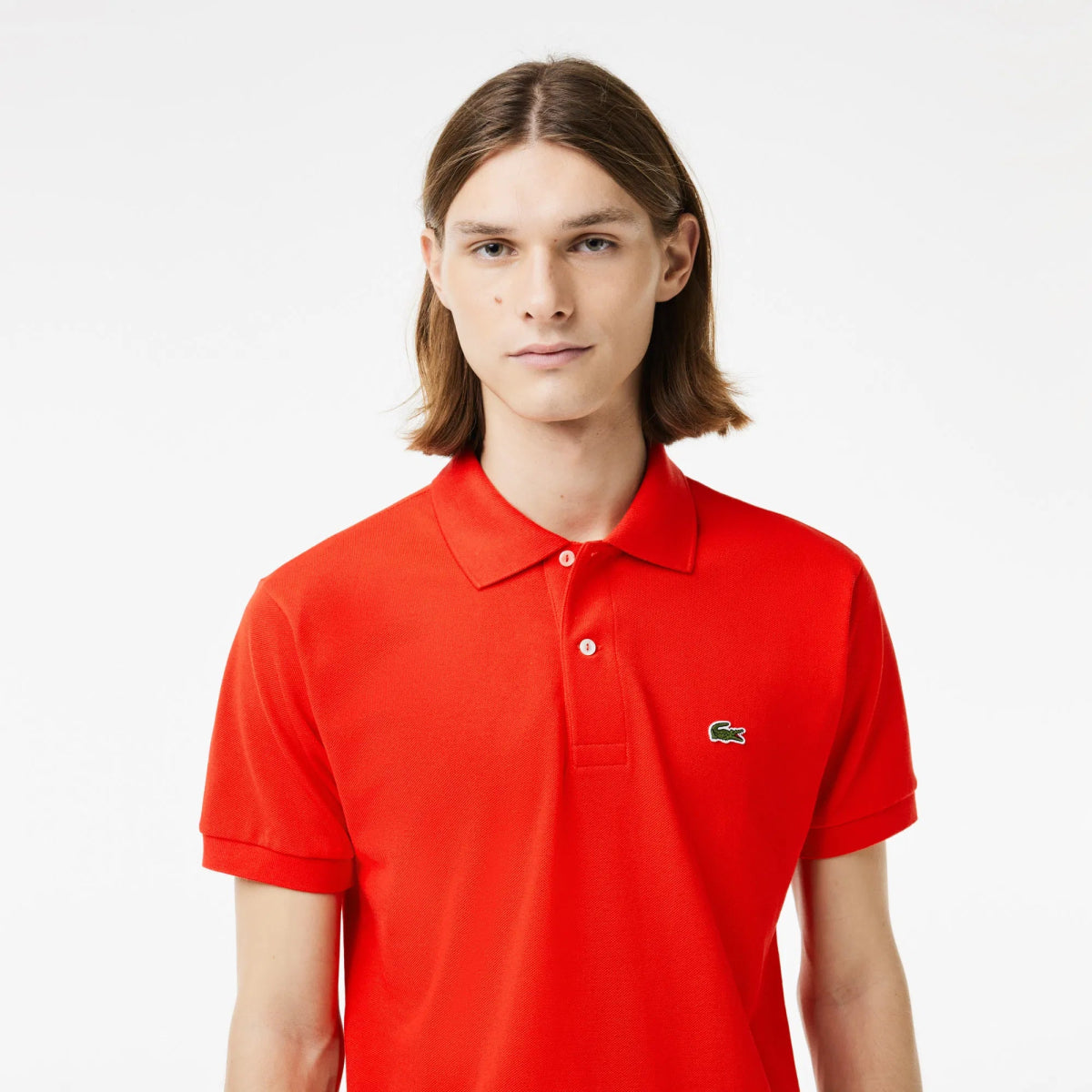 Pull rouge en tricot style Lacoste pour femme ou homme, idéal pour ceux qui recherchent un vêtement à la fois élégant et décontracté.