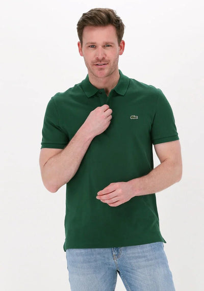 Image montrant un tshirt polo homme en coton piqué de la marque Lacoste porté dans un style casual chic idéal pour un look sportif et élégant au quotidien.

