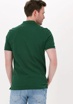 Vue d’ensemble d’un polo classique Lacoste L1212 pour homme en coton piqué respirant, un vêtement incontournable alliant style et fonctionnalité pour toutes occasions.


