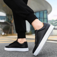 Sneakers homme à la silhouette équilibrée pour un look urbain et dynamique.