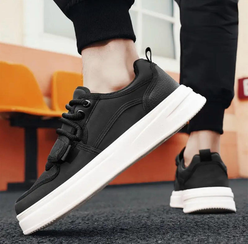 Chaussure de sport pour homme et femme au design streetwear, sneakers polyvalente, espadrille stylée, basket urbaine idéale pour tenues modernes et décontractées.


