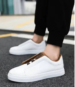 Chaussure pour homme polyvalente conçue pour un usage quotidien confortable.