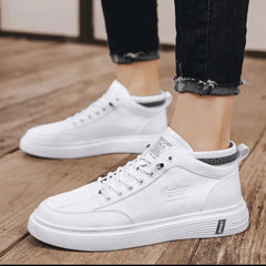 Chaussure sport chic pour homme, à prix accessible, convenant pour un look moderne au quotidien ou pour offrir.
