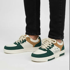 Paire de baskets polyvalente adaptée aussi bien aux hommes qu'aux femmes actives.