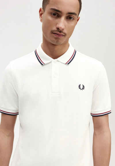 Polo blanc homme en coton piqué, tshirt polo confortable et élégant, vêtement chic et tendance pour un look sport décontracté