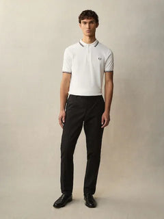 Vêtement polo blanc pour homme, tshirt polo avec coupe droite, pull léger en coton pour un look moderne et stylé.

