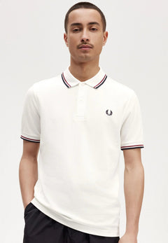 Pull polo blanc en tricot pour homme, style classique et moderne, idéal comme vêtement léger pour toutes saisons.

