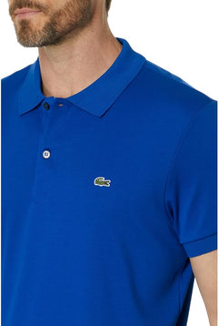 Polo bleu en coton piqué pour homme, vêtement respirant et léger, adapté aux activités sportives ou décontractées.

