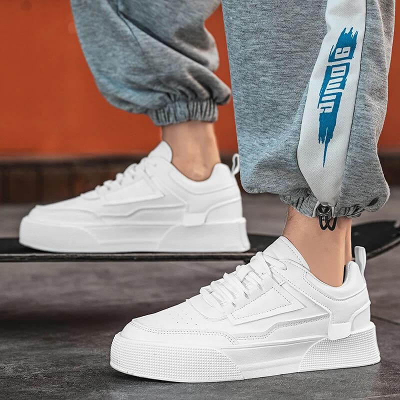 Au croisement du streetwear et du sport, ces chaussures combinent la souplesse d'une chaussure de basket avec la robustesse d’une chaussure sport homme.