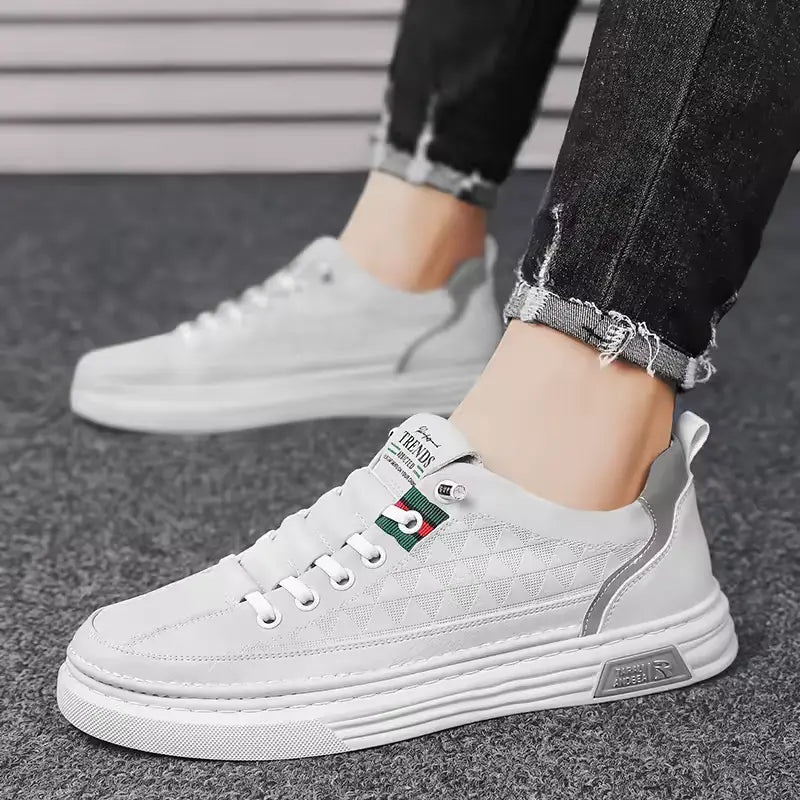 Chaussures femme et homme stylées, sneakers modernes, basket urbaine, chaussure sport homme, espadrille tendance et chaussure pour femme au look casual.

