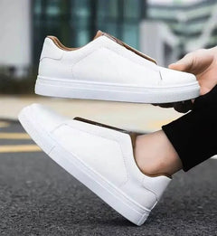 Sneakers au style urbain fabriquées avec des matériaux de qualité pour une durabilité accrue.