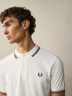 Polo blanc en coton pour homme, pull polo confortable et moderne, vêtement incontournable du dressing masculin.

