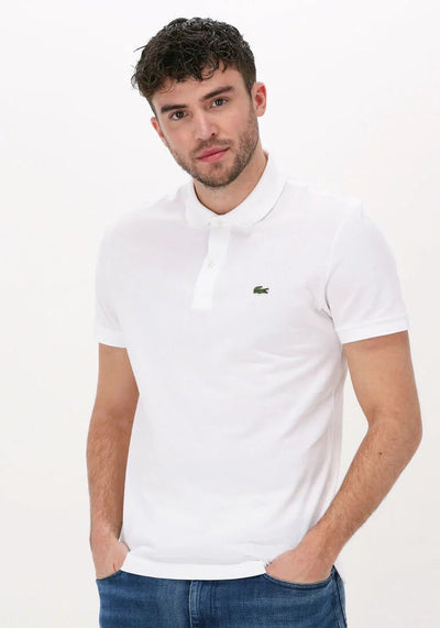 Homme portant un polo en coton de style Lacoste, coupe classique et confortable, idéal comme t-shirt ou pull léger.