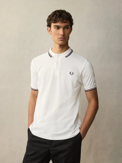 Pull homme blanc en coton piqué, style polo chic et confortable, vêtement tendance pour une tenue casual ou habillée.

